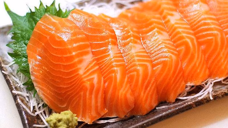 Món cá hồi cũng là đặc sản Sa Pa nổi tiếng được du khách lựa chọn thưởng thức. Khác với những loại cá hồi ở vùng khác hoặc nhập khẩu, cá hồi tại Sa Pa có các thớ thịt chắc chắn, tươi ngon và ngòn ngọt, cá không có mỡ, vị mềm, béo rất riêng.