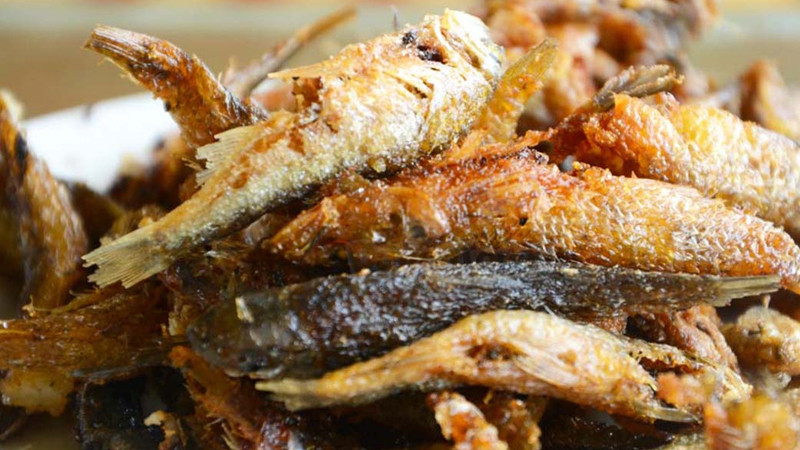 Cá suối chiên, nướng cũng là top đặc sản Sa Pa ngon khó cưỡng. Mang kích cỡ khiêm tốn chỉ cỡ một ngón tay, song cá suối lại có vị ngọt thịt đặc trưng và không hề bị tanh.