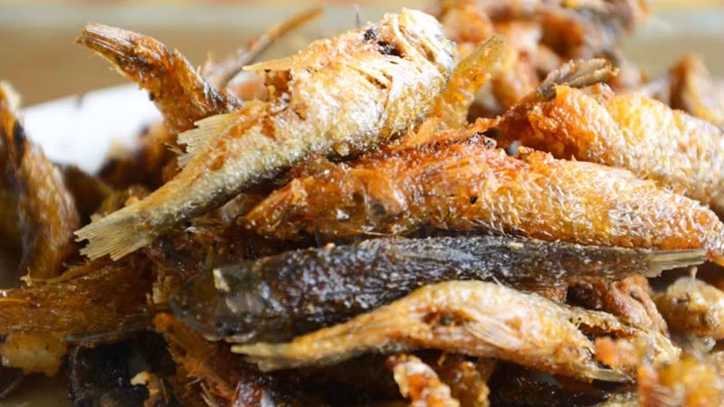 Cá suối chiên, nướng cũng là top đặc sản Sa Pa ngon khó cưỡng. Mang kích cỡ khiêm tốn chỉ cỡ một ngón tay, song cá suối lại có vị ngọt thịt đặc trưng và không hề bị tanh.