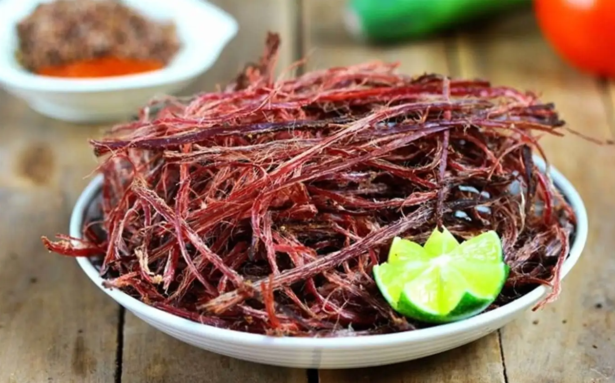 Thịt trâu gác bếp là món ăn nổi danh và được biết đến là đặc sản Sa Pa được nhiều người yêu thích. Đây sẽ là lựa chọn làm quà cho gia đình, bạn bè lý tưởng không nên bỏ qua khi có dịp ghé thăm Sa Pa.