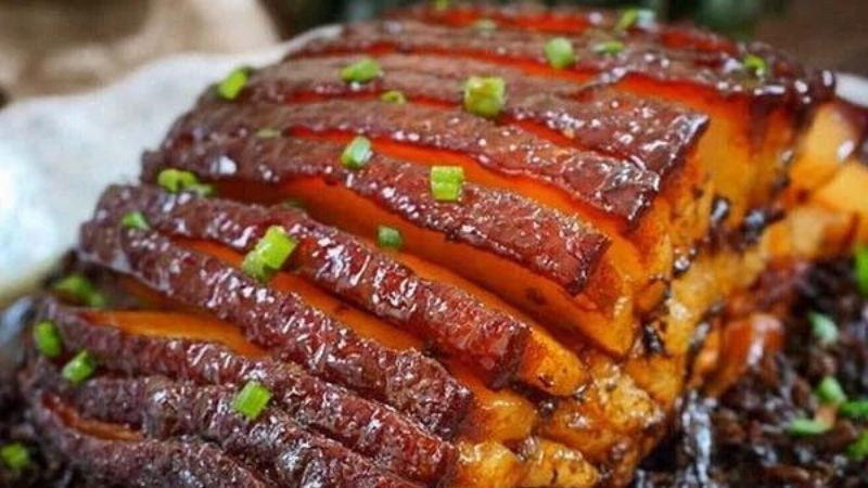 Khâu nhục là một món ăn gốc Hoa, được nhiều người yêu thích. Khâu nhục được làm từ thịt heo kết hợp với các loại gia vị như húng lìu, ngũ vị hương, tỏi, ớt,...