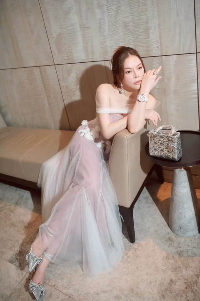 Lý Nhã Kỳ cũng là phú bà khá mát tay về kinh doanh bất động sản. Trên trang cá nhân, nữ diễn viên thỉnh thoảng chia sẻ những dự án bất động sản ở vài tỉnh thành, trong đó có cả những biệt thự cho thuê.