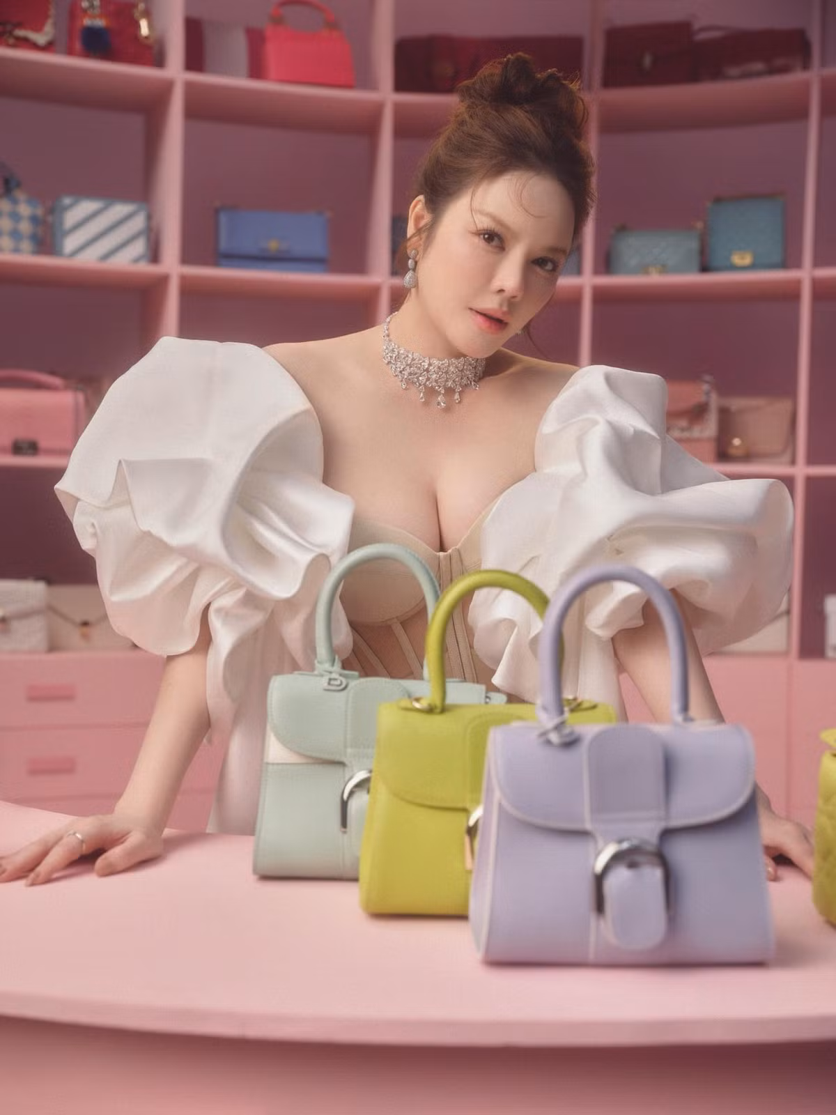 Cho đến nay tài sản kim cương của Lý Nhã Kỳ vẫn là đề tài nhiều đồn đoán của công chúng. Chỉ biết rằng Lý Nhã Kỳ là mỹ nhân từng đeo nhiều bộ trang sức kim cương đắt giá bậc nhất của shobiz Việt.