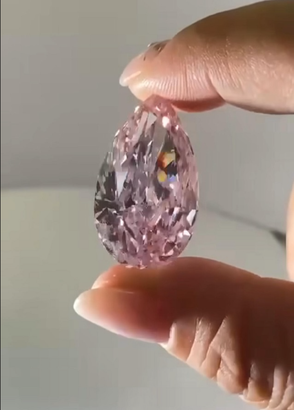 Viên kim cương này của Lý Nhã Kỳ có giá trị lên đến hơn 500 tỷ đồng khiến cư dân mạng phải trầm trồ.