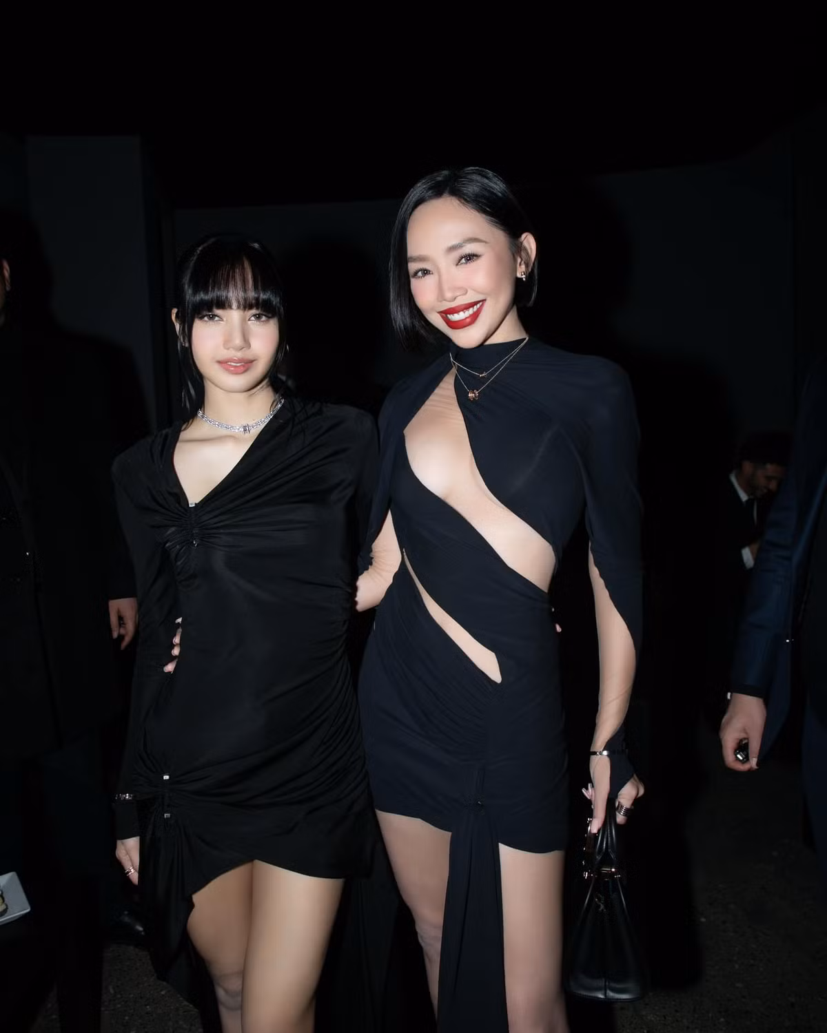 Nữ ca sĩ Tóc Tiên và Lisa cùng diện váy ngắn ôm sát màu đen. Đường cut-out gợi cảm trên thiết kế này đã khoe tối đa đường cong và đôi chân dài nuột nà của cả hai người đẹp. Ảnh: FBNV