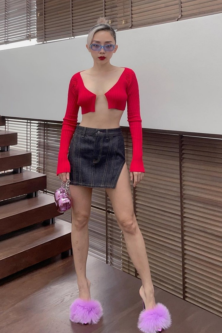 Cô là fan của các kiểu trang phục crop-top, bra-top, bodysuit,...với phom dáng ôm sát hoặc để lộ những khoảng hở trên cơ thể như vùng ngực, eo, lưng. Ảnh: FBNV