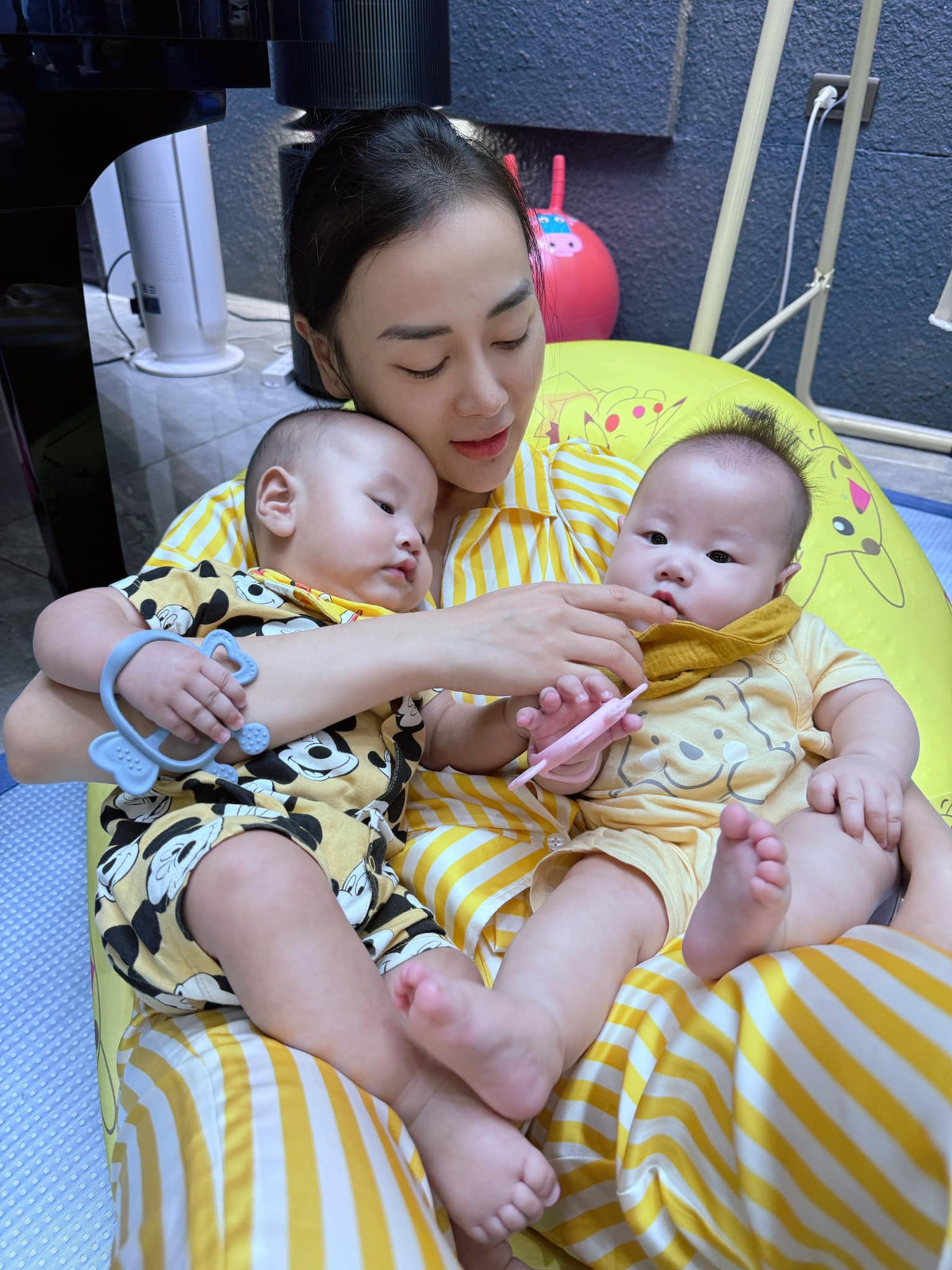 Phương Oanh chơi đùa cùng 2 nhóc tỳ song sinh. Ảnh: FB Đỗ Phương Oanh