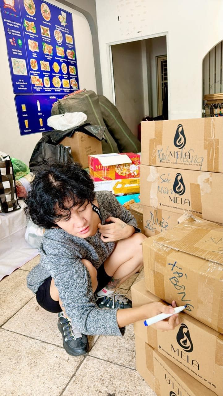 Diễn viên Minh Cúc phân loại hàng hoá để chuyển tới đồng bào vùng lũ. Ảnh: FB Đặng Minh Cúc