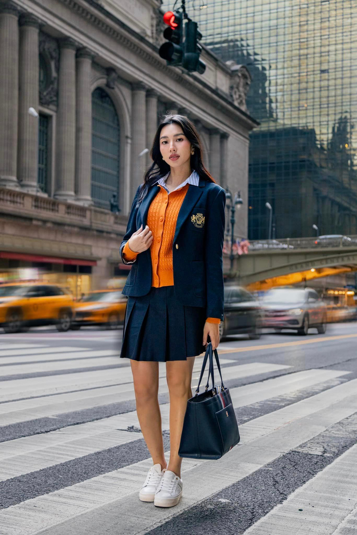 Hoa hậu Thuỳ Tiên khoe ảnh diện đồ hiệu trên đường phố New York. Ảnh: FB Nguyễn Thúc Thùy Tiên