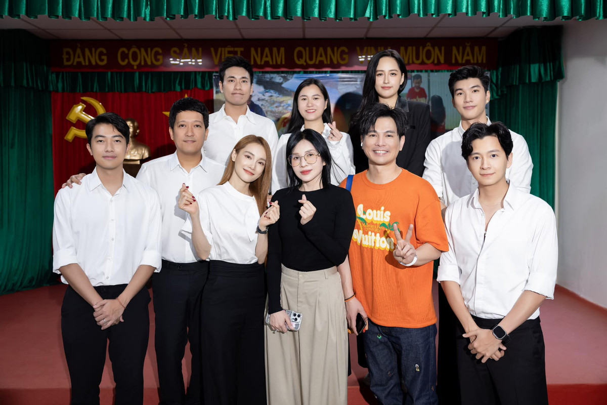 Vợ chồng Trường Giang - Nhã Phương cùng nhiều nghệ sĩ thông qua Hội Chữ thập đỏ Việt Nam hỗ trợ người dân vùng lũ miền Bắc. Ảnh: FB Trường Giang