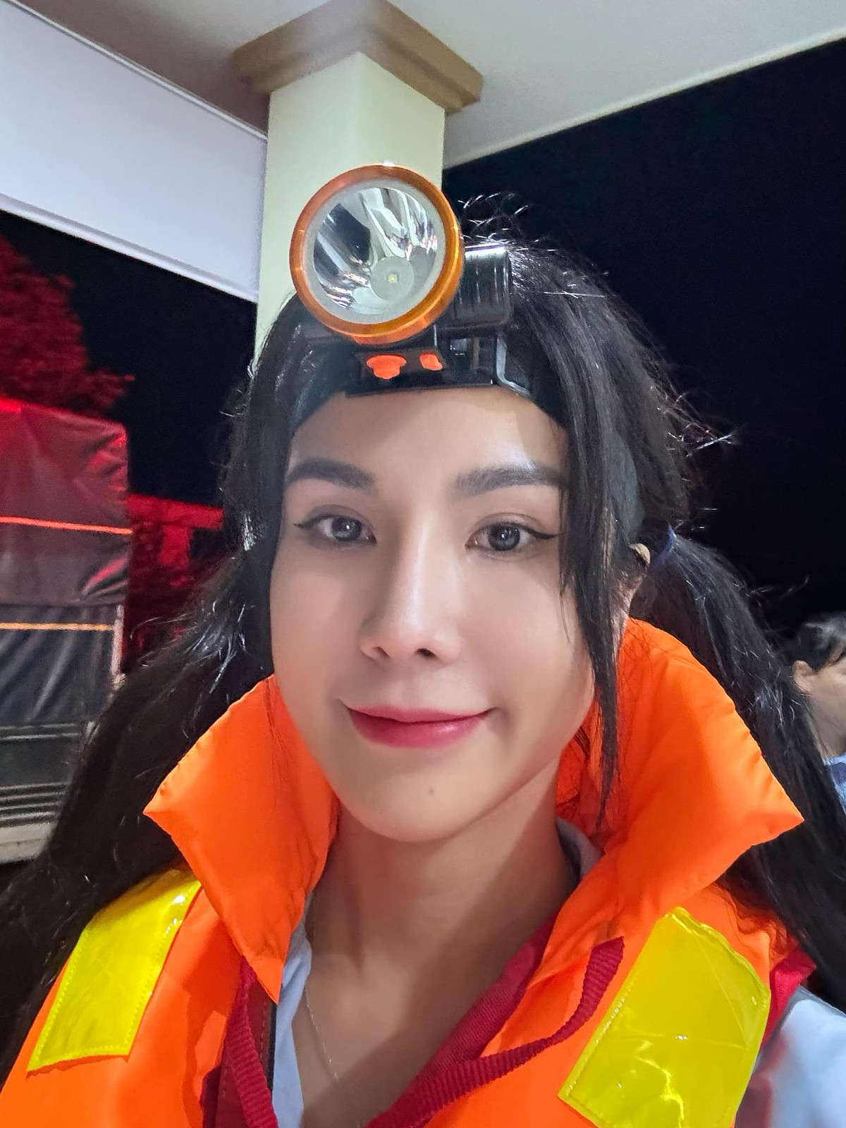 Diệp Lâm Anh cùng bạn bè về Yên Bái tận tay trao quà cứu trợ cho người dân. Ảnh: FB Diệp Lâm Anh