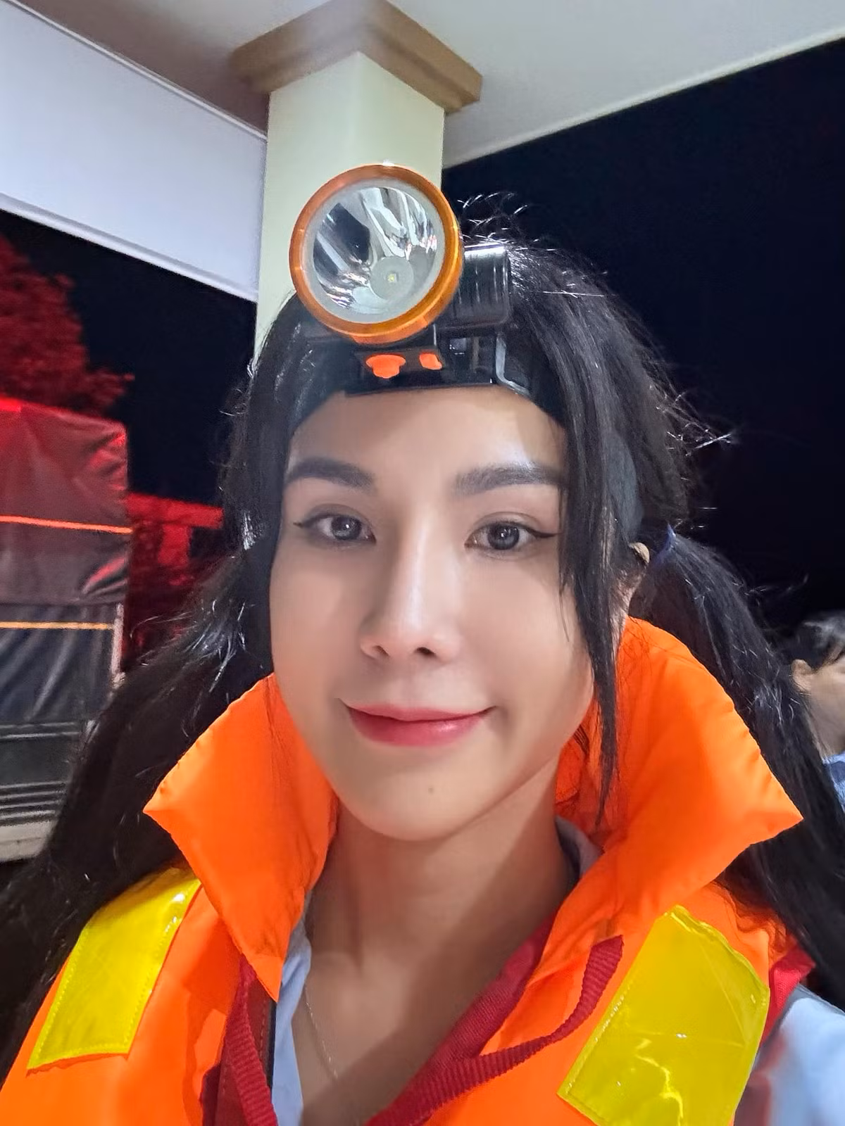 Diệp Lâm Anh cùng bạn bè về Yên Bái tận tay trao quà cứu trợ cho người dân. Ảnh: FB Diệp Lâm Anh