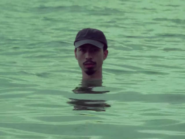 Năm 2019, MV "Hai triệu năm" của Đen Vâu ra mắt trước thềm kỳ thi THPT Quốc gia với hình ảnh chìm trong nước. Đáng ngạc nhiên, đề thi môn Ngữ văn năm đó xuất hiện bài thơ "Ai đã đặt tên cho dòng sông" của nhà thơ Hoàng Phủ Ngọc Tường.