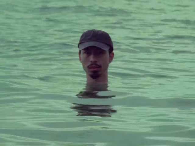 Năm 2019, MV "Hai triệu năm" của Đen Vâu ra mắt trước thềm kỳ thi THPT Quốc gia với hình ảnh chìm trong nước. Đáng ngạc nhiên, đề thi môn Ngữ văn năm đó xuất hiện bài thơ "Ai đã đặt tên cho dòng sông" của nhà thơ Hoàng Phủ Ngọc Tường.