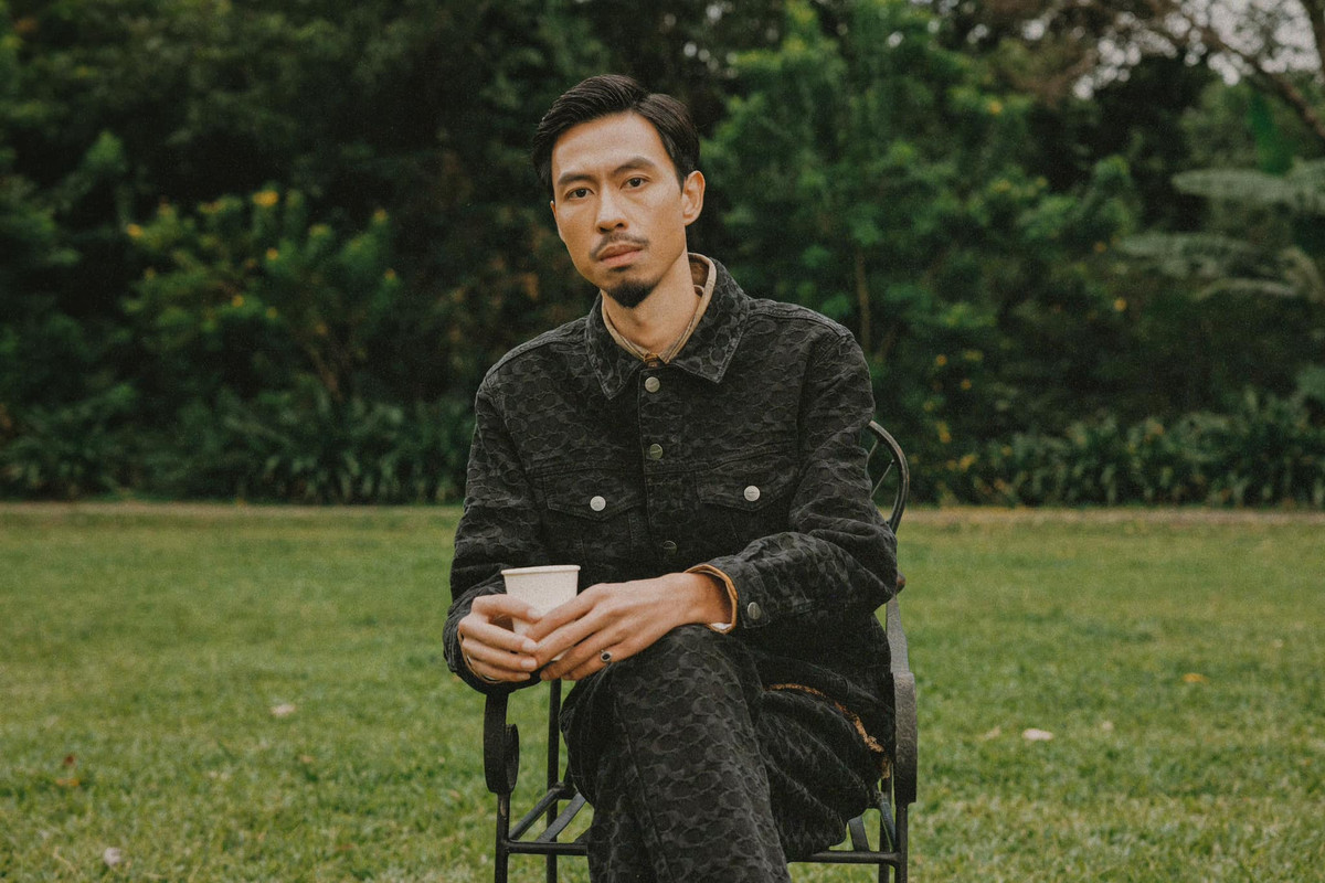 Không chỉ bởi những ca từ sâu lắng, giai điệu bắt tai, những MV của Đen Vâu còn có sự "liên quan kỳ lạ" với đề thi THPT Quốc gia. Đây cũng là lý do mà các MV của Đen Vâu cứ ra mắt là lại "gây sốt".