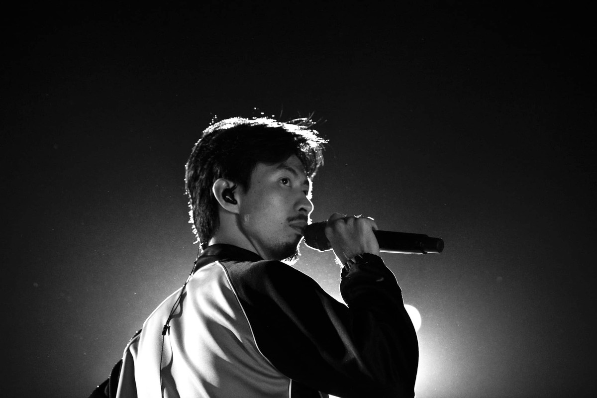 Có thể đây chỉ là sự tình cờ, có thể hơi có phần suy diễn từ một bộ phận khán giả hâm mộ nhưng không phủ nhận rằng Đen Vâu là cái tên có sức ảnh hưởng tích cực với giới trẻ hiện nay.