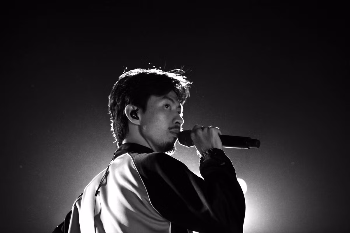 Có thể đây chỉ là sự tình cờ, có thể hơi có phần suy diễn từ một bộ phận khán giả hâm mộ nhưng không phủ nhận rằng Đen Vâu là cái tên có sức ảnh hưởng tích cực với giới trẻ hiện nay.