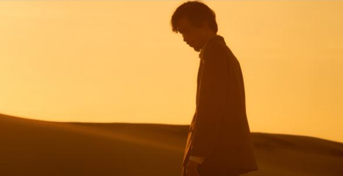 Mới đây nhất Đen Vâu ra teaser ca khúc Friendship, anh gây tò mò với cảnh miệt mài chèo thuyền trên... đồi cát. Có khán giả bình luận một cảnh thôi mà gợi liên tưởng đến tận tám tác phẩm văn học.