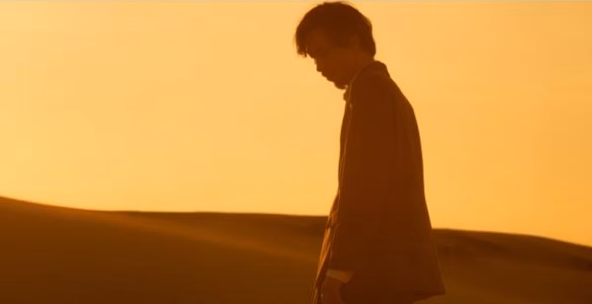 Mới đây nhất Đen Vâu ra teaser ca khúc Friendship, anh gây tò mò với cảnh miệt mài chèo thuyền trên... đồi cát. Có khán giả bình luận một cảnh thôi mà gợi liên tưởng đến tận tám tác phẩm văn học.