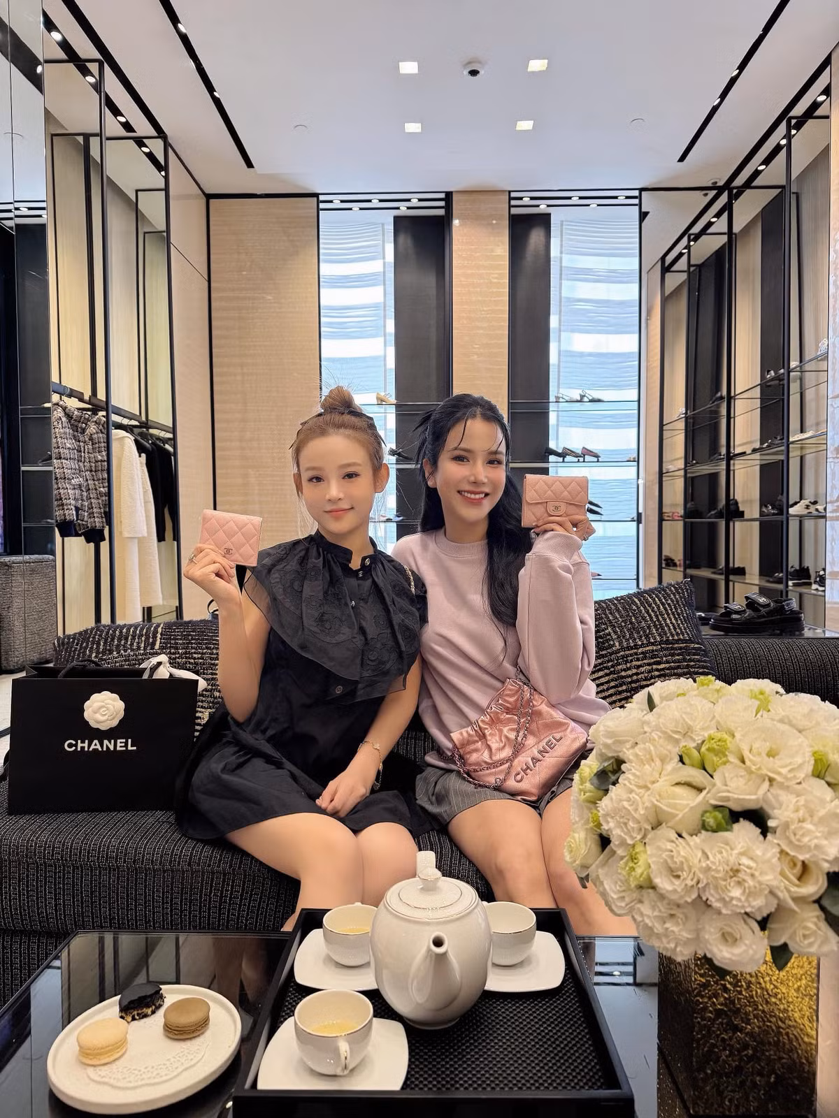 Diệp Lâm Anh khoe được Huyền Baby tặng chiếc ví hàng hiệu. Ảnh: FB Diep Lam Anh