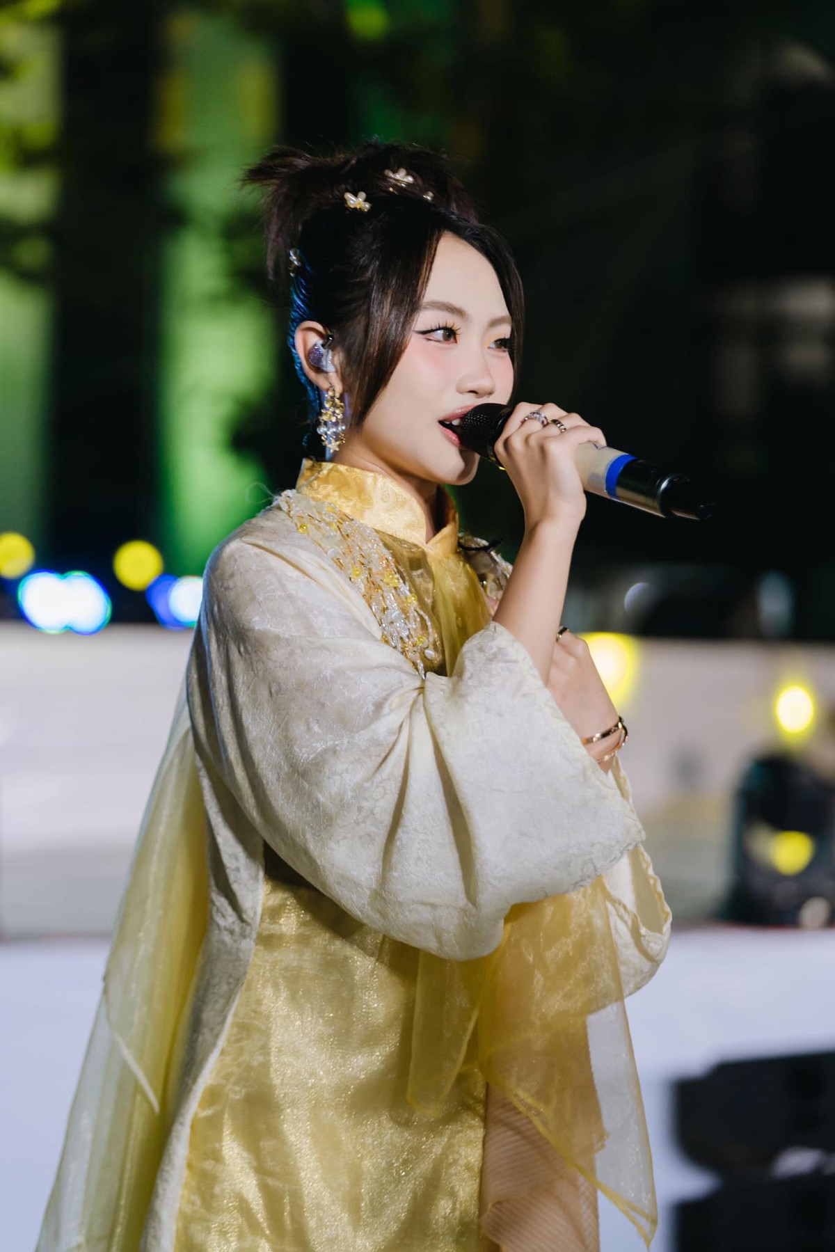 Phương Mỹ Chi diện layout mà cô bảo như "cục cơm cháy" trên sân khấu. Ảnh: FB Phương Mỹ Chi