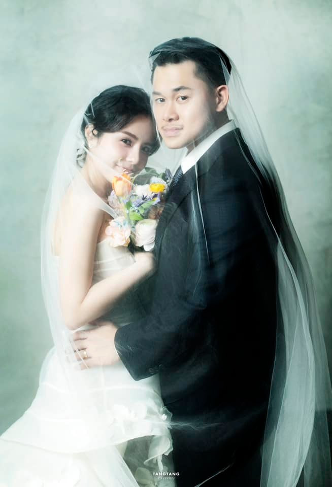 Sau thời gian giữ kín, Thái Trinh quyết định công khai những hình ảnh rõ mặt chồng trong bộ ảnh cưới. Ảnh: FB Thái Trinh