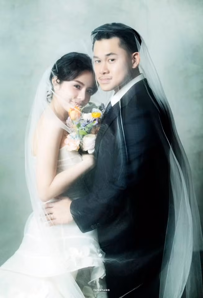 Sau thời gian giữ kín, Thái Trinh quyết định công khai những hình ảnh rõ mặt chồng trong bộ ảnh cưới. Ảnh: FB Thái Trinh