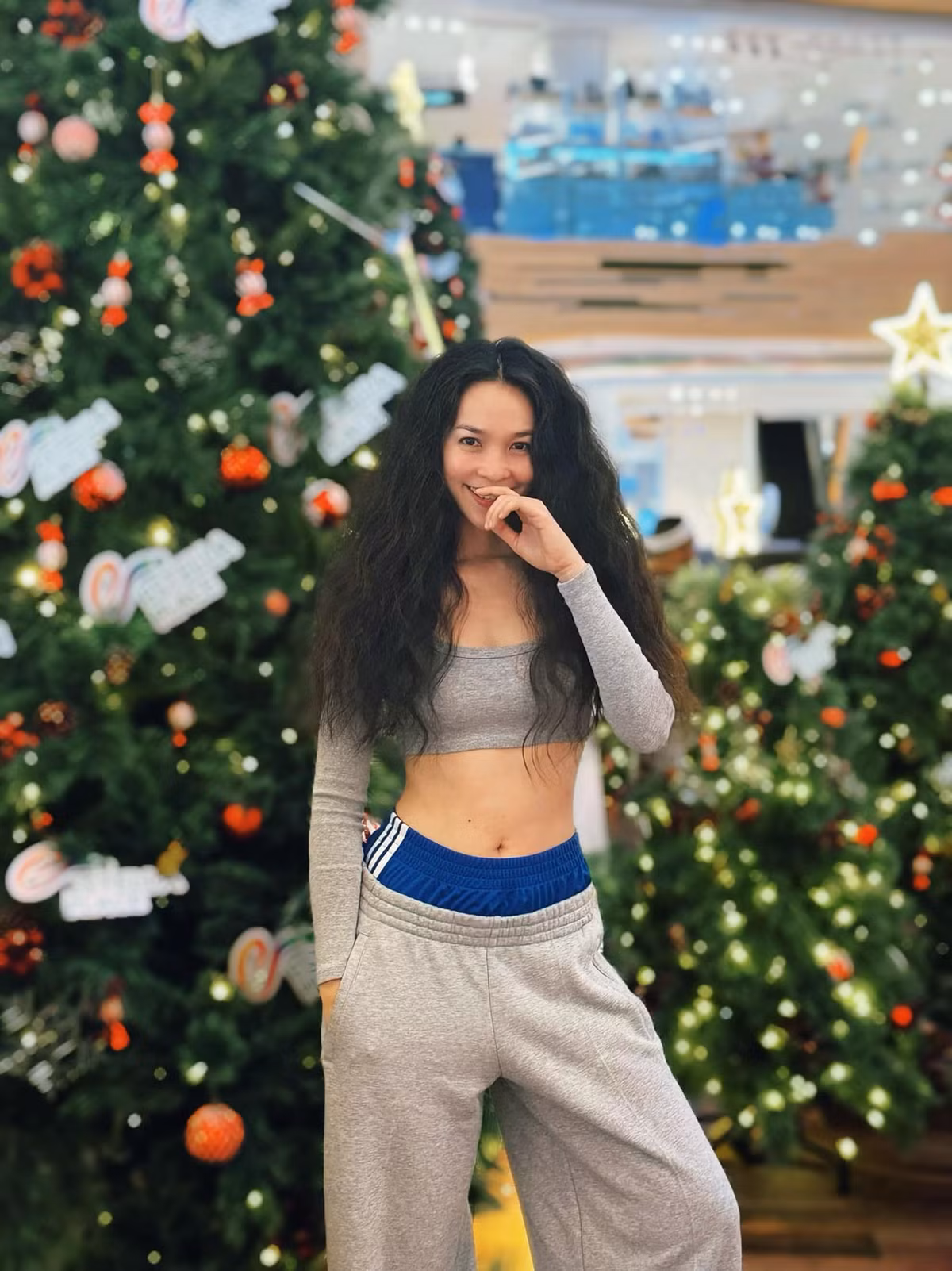 Hiền Thục mặc như gái teen, chăm khoe eo thon tuổi 43. Ảnh: FB Hien Thuc