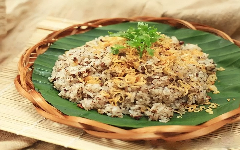 Nhắc đến Bắc Giang, không thể không nhắc đến món xôi trứng kiến Lục Ngạn. Đây là món ăn độc và lạ, có hương vị đặc trưng không nơi nào sánh được.