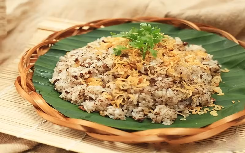 Nhắc đến Bắc Giang, không thể không nhắc đến món xôi trứng kiến Lục Ngạn. Đây là món ăn độc và lạ, có hương vị đặc trưng không nơi nào sánh được.