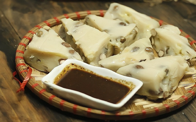 Đặc sản Bắc Giang còn phải kể đến món ăn dân dã bánh đúc Đồng Quan. Bánh đúc dẻo, có mùi dừa thơm ngậy quyện cùng vị bùi của lạc rất bắt miệng. Đặc biệt, nếu ăn cùng với tương bần sẽ khiến cho du khách ngất ngây.