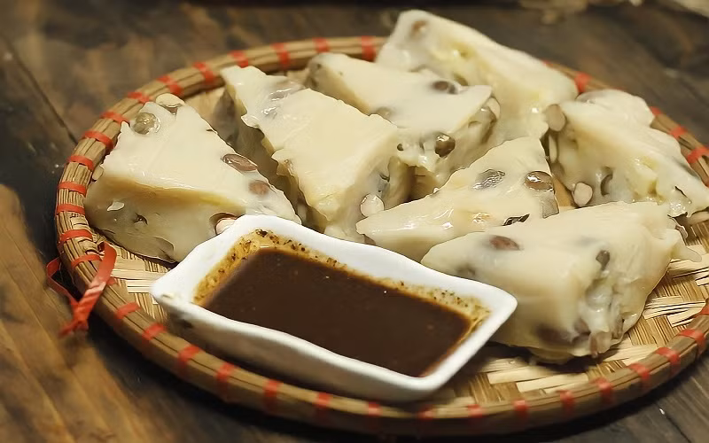 Đặc sản Bắc Giang còn phải kể đến món ăn dân dã bánh đúc Đồng Quan. Bánh đúc dẻo, có mùi dừa thơm ngậy quyện cùng vị bùi của lạc rất bắt miệng. Đặc biệt, nếu ăn cùng với tương bần sẽ khiến cho du khách ngất ngây.