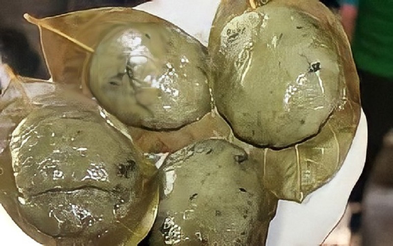 Bánh vắt vai được làm từ gạo nếp Cái Hoa Vàng. Khi ăn bánh thực khách sẽ cảm nhận được vị thơm của đậu xanh, vị ngọt của đường và bùi bùi của gạo nếp, hòa quyện với chút mùi thoang thoảng của ngải cứu.