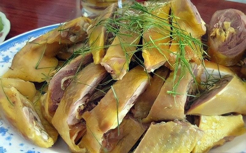 Gà đồi Yên Thế là một trong những đặc sản nổi tiếng nhất ở Bắc Giang. Gà ở đây nổi tiếng với thịt chắc, dai, ngọt, da giòn, được nuôi thả hoàn toàn tự nhiên trên đồi núi.