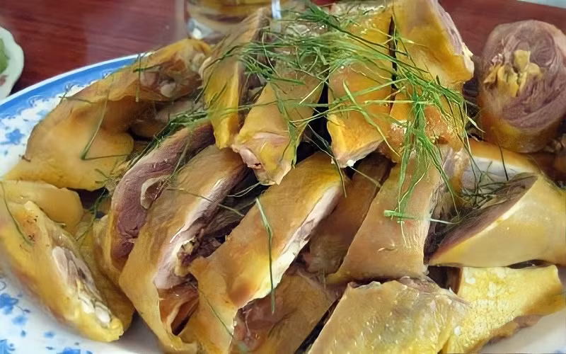 Gà đồi Yên Thế là một trong những đặc sản nổi tiếng nhất ở Bắc Giang. Gà ở đây nổi tiếng với thịt chắc, dai, ngọt, da giòn, được nuôi thả hoàn toàn tự nhiên trên đồi núi.