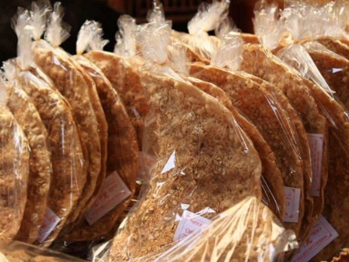 Một đặc sản khác của Bắc Giang đó là bánh đa Thổ Hà. Để làm nên những chiếc bánh đa mềm dai, khi nướng lên thì giòn tan, vị bùi bùi của lạc vừng, người dân ở Thổ Hà đã tuyển chọn rất kỹ các nguyên liệu làm bánh.