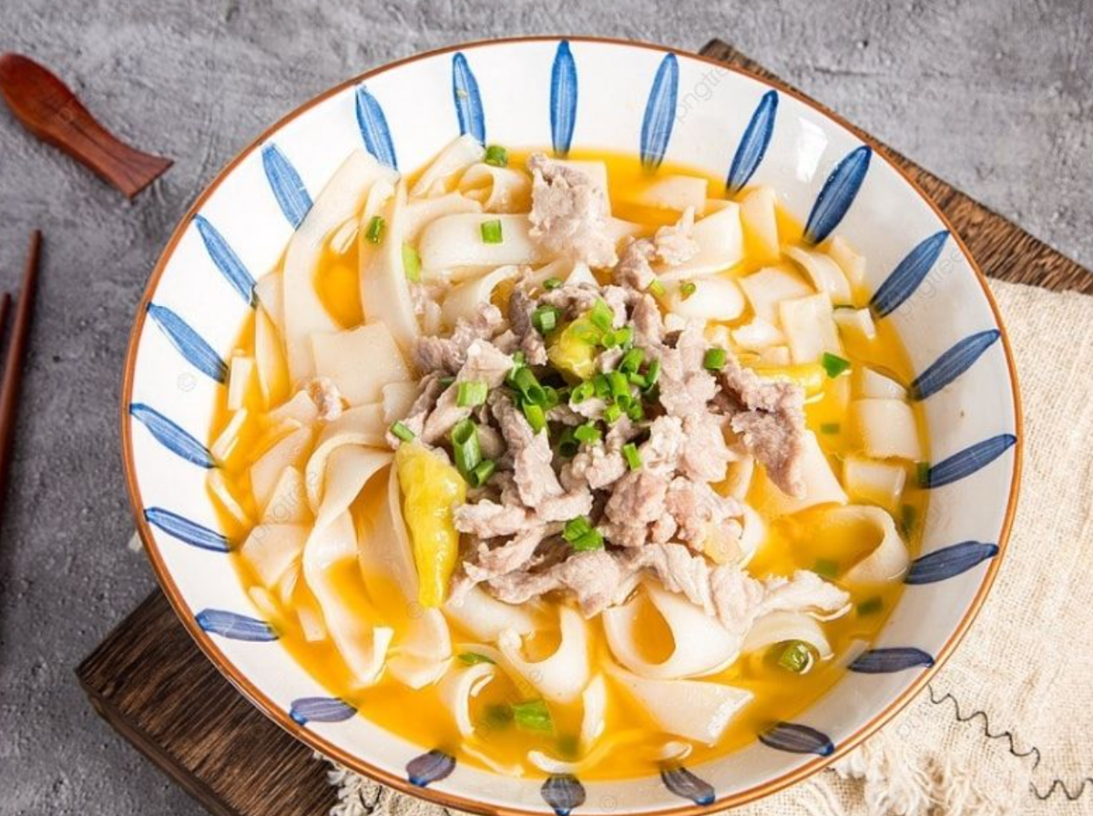 Mỳ chũ Bắc Giang là cái tên không còn xa lạ, được làm từ gạo Bao Thai Hồng. Nhờ có bí quyết làm mỳ từ rất lâu đời, mà sợi mỳ có kết cấu rất đặc biệt. Sợi mỳ mịn, dẻo, khi nấu không bị nát.