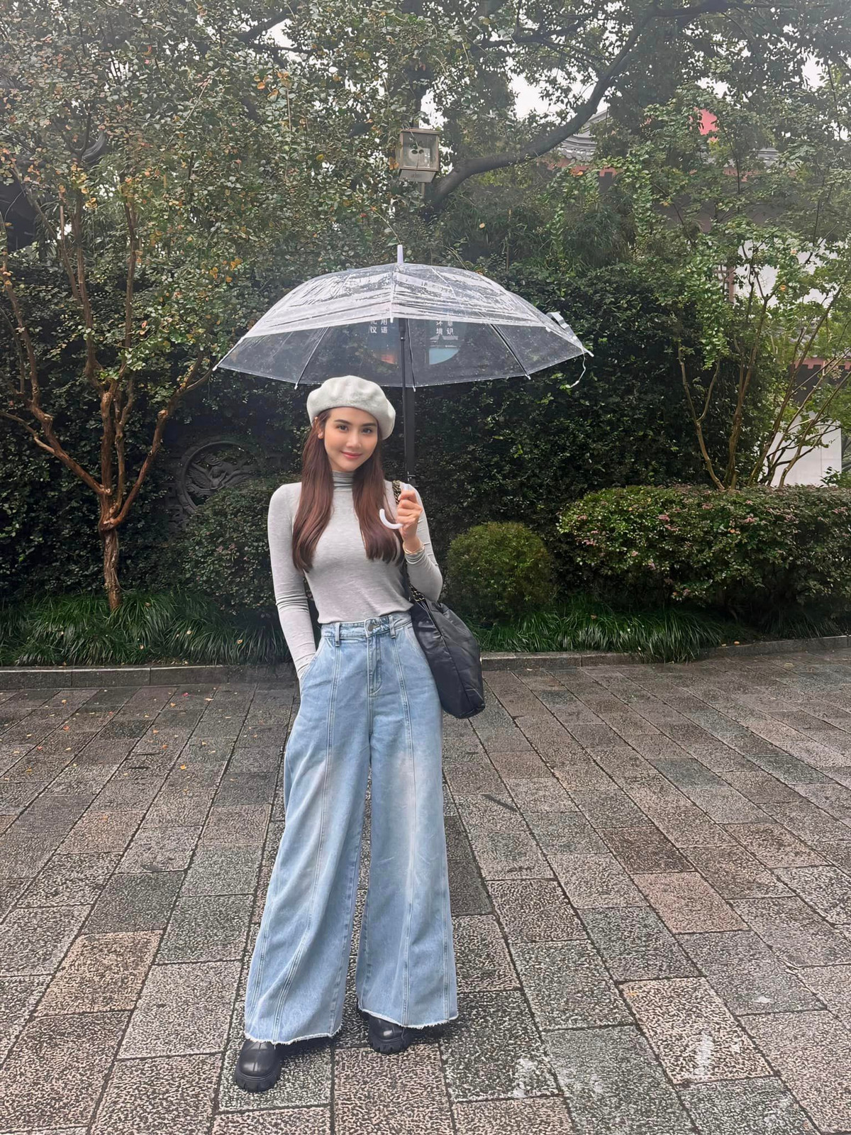  Tin tức sao Việt 18/10: Diễn viên Phan Minh Huyền trẻ trung dạo phố trong chuyến du lịch Trung Quốc. Ảnh: FB Phan Minh Huyền