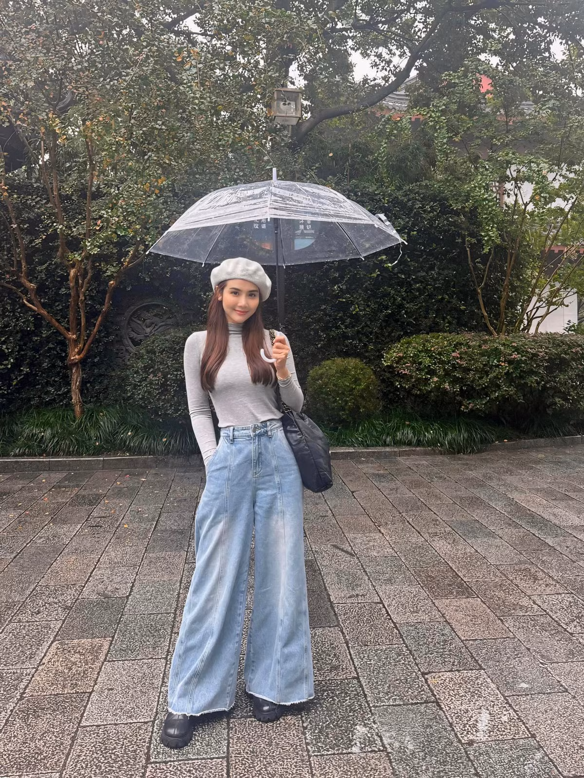  Tin tức sao Việt 18/10: Diễn viên Phan Minh Huyền trẻ trung dạo phố trong chuyến du lịch Trung Quốc. Ảnh: FB Phan Minh Huyền