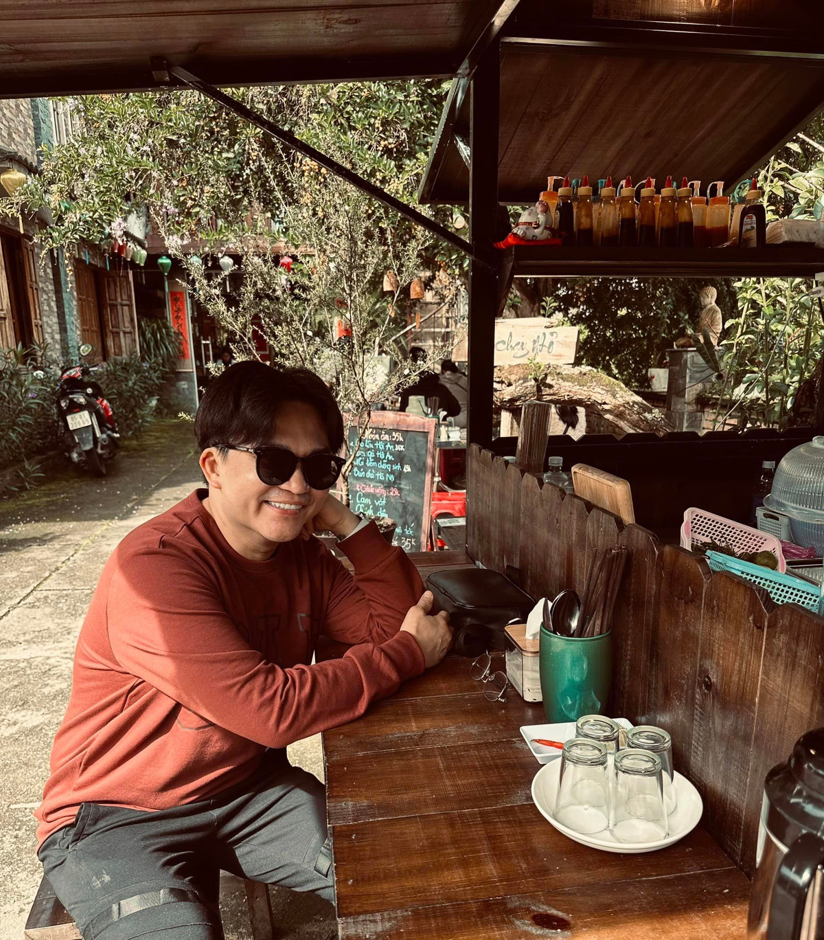 Diễn viên Đại Nghĩa giới thiệu một quán ăn chay tại Đà Lạt. Ảnh: FB Bùi Đại Nghĩa