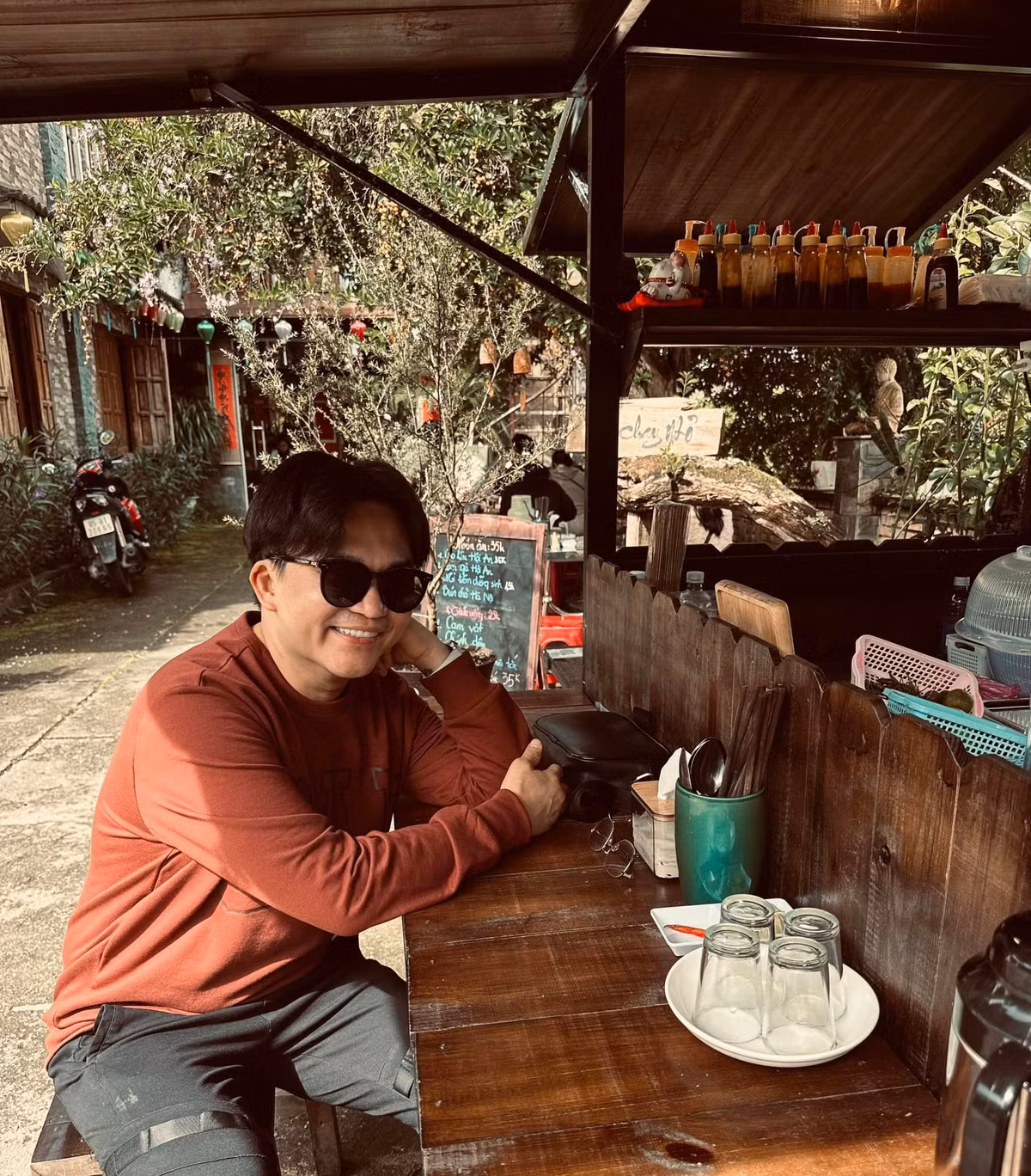 Diễn viên Đại Nghĩa giới thiệu một quán ăn chay tại Đà Lạt. Ảnh: FB Bùi Đại Nghĩa