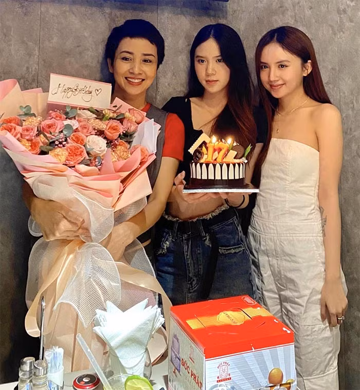 Con gái lớn của Thúy Hiền hiện 20 tuổi, là sinh viên Học viện Âm nhạc Quốc gia Việt Nam. Con gái thứ hai của cô theo học thiết kế thời trang. (Ảnh: FB Thúy Hiền)