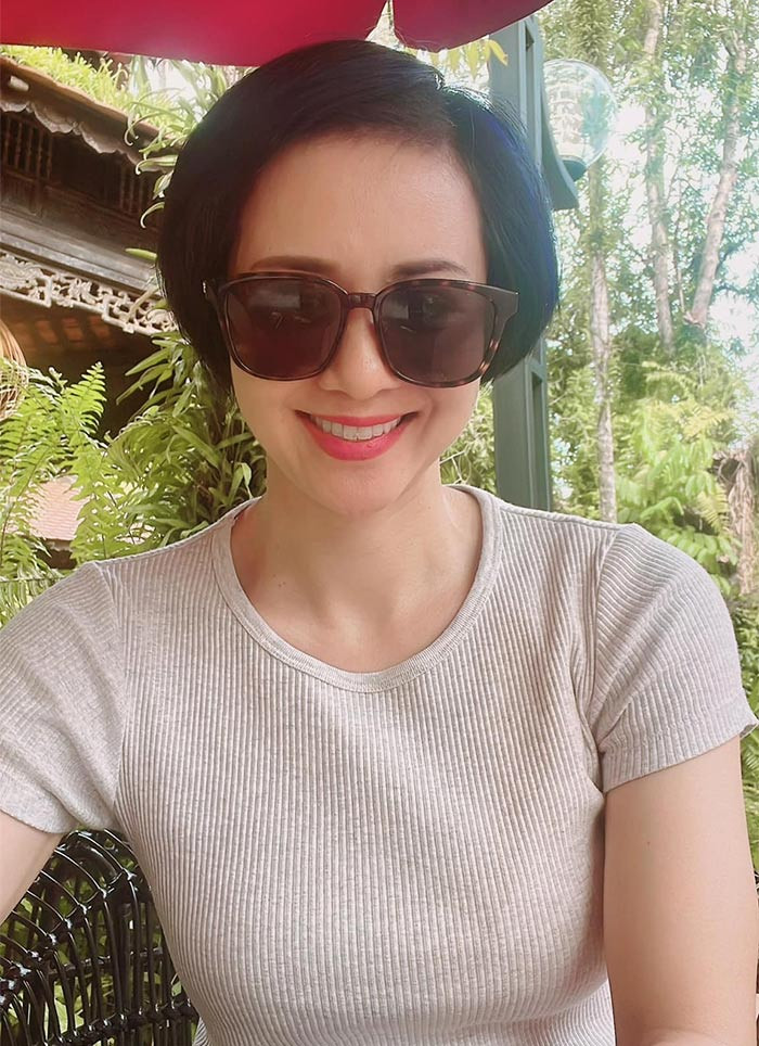 Sau khi giải nghệ vào năm 2005, Thúy Hiền chuyển sang làm công tác huấn luyện. Ngoài dạy võ, cô còn thử sức với nghệ thuật như ca hát, tham gia một số bộ phim. Gần đây, cô đóng MV "Cánh chim phượng hoàng" của Tùng Dương. (Ảnh: FB Thúy Hiền)