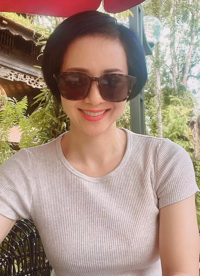 Sau khi giải nghệ vào năm 2005, Thúy Hiền chuyển sang làm công tác huấn luyện. Ngoài dạy võ, cô còn thử sức với nghệ thuật như ca hát, tham gia một số bộ phim. Gần đây, cô đóng MV "Cánh chim phượng hoàng" của Tùng Dương. (Ảnh: FB Thúy Hiền)