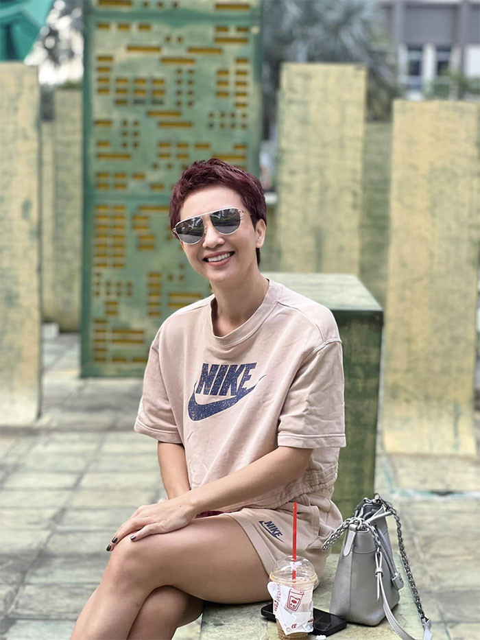 Phong cách ăn mặc trẻ trung cũng giúp Thúy Hiền trẻ hơn so với tuổi 45 của cô. (Ảnh: FB Thúy Hiền)