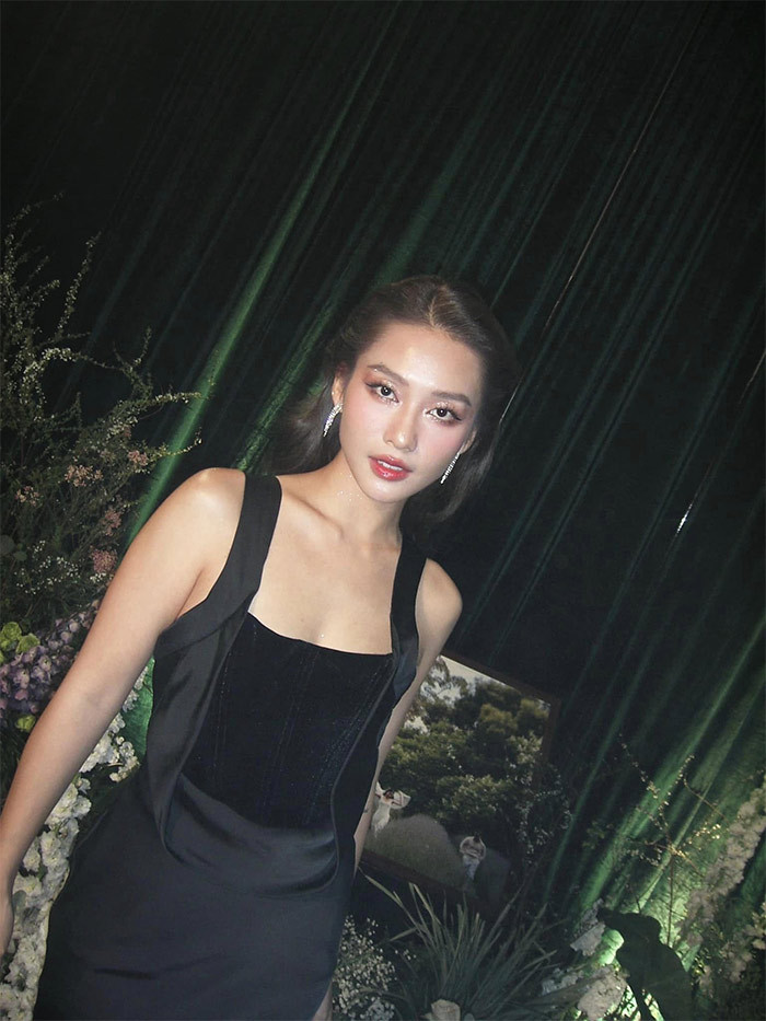 Vòng một khiêm tốn nhưng Khả Ngân luôn biết cách tôn lên vẻ gợi cảm của bản thân nhờ chọn váy áo thông minh.