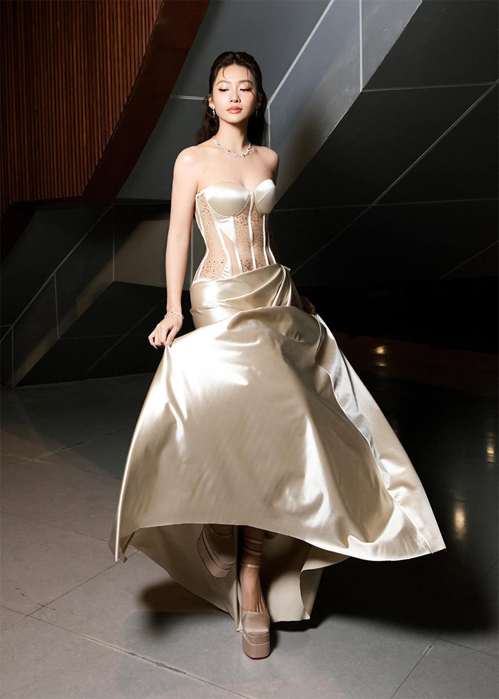 Không sở hữu ba vòng bốc lửa nhưng Khả Ngân luôn biết cách thu hút mọi ánh nhìn nhờ chọn trang phục rất thông minh.