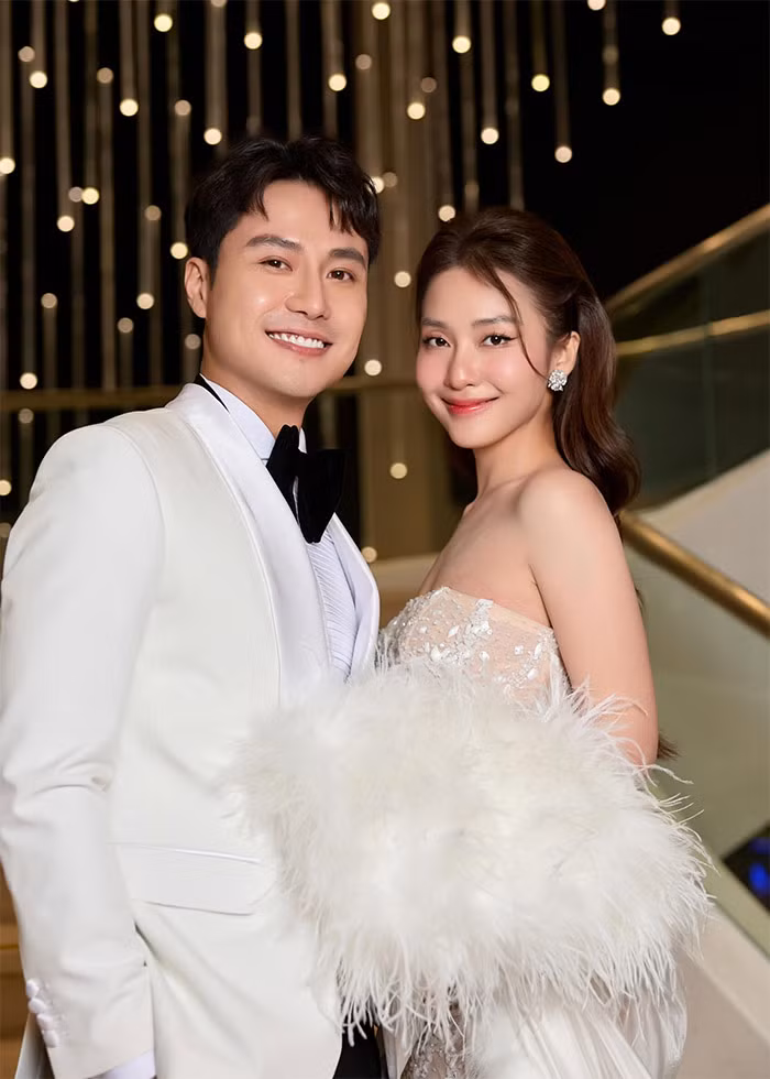 Khả Ngân quyến rũ bên cạnh Thanh Sơn khi tham gia một sự kiện gần đây.