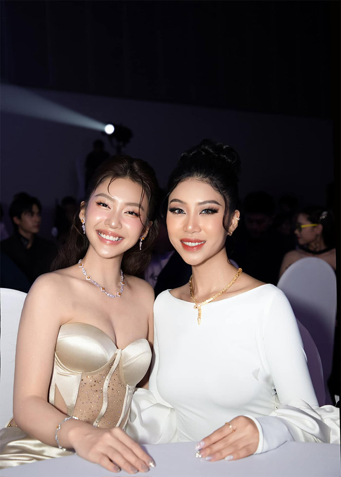 Chiếc váy cúp ngực cũng giúp tôn vòng 1, từng bị chê lép kẹp của cô.