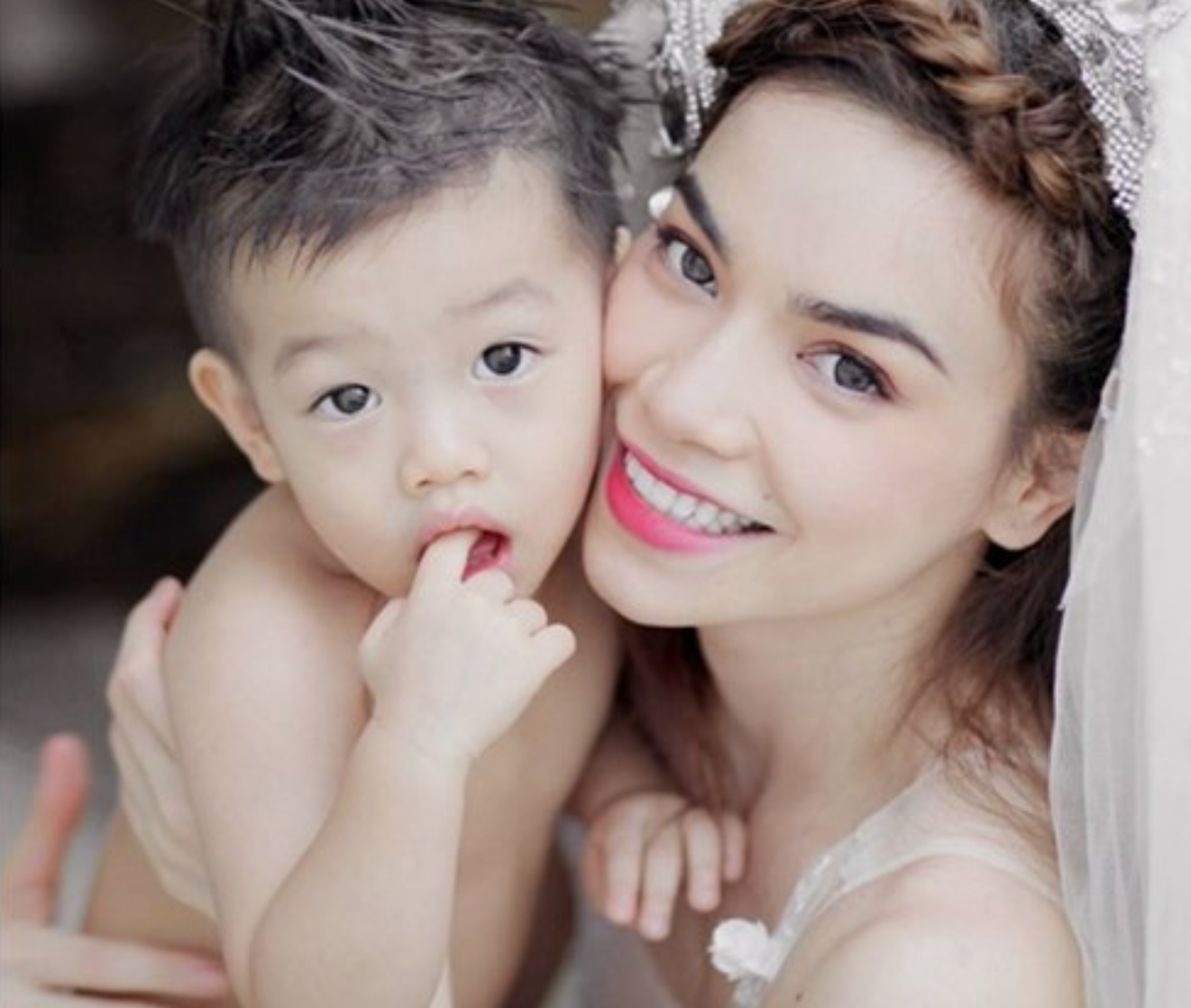 Trong số dàn nhóc tỳ nhà sao Việt phải kể đến là Subeo - con trai của Hồ Ngọc Hà và Cường Đô La. Là con trai của hai nhân vật nổi tiếng nên những hình ảnh của Subeo mỗi khi xuất hiện đều được công chúng quan tâm.